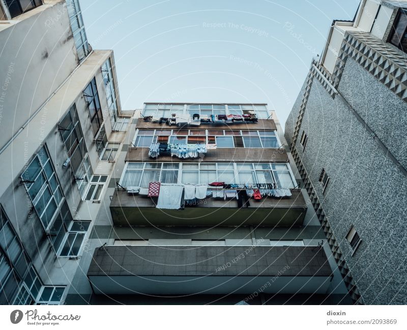 Lissabon Städtereise Portugal Hauptstadt Hafenstadt Stadtrand Menschenleer Haus Hochhaus Gebäude Fassade Balkon Fenster Wäsche Wäscheleine Wäsche waschen