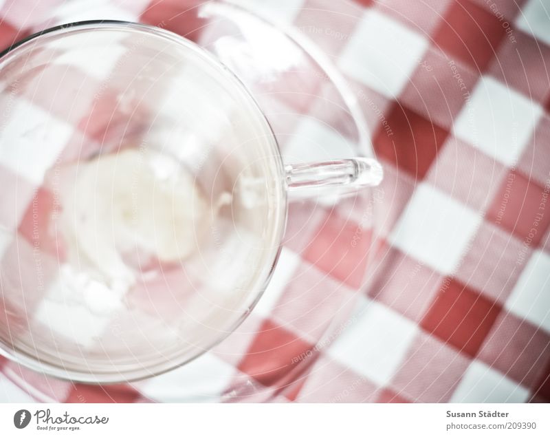 Glasufo hell kariert Teeglas Untertasse Kaffeetasse Kaffeepause Tisch Farbfoto Außenaufnahme Nahaufnahme Detailaufnahme abstrakt Muster Menschenleer