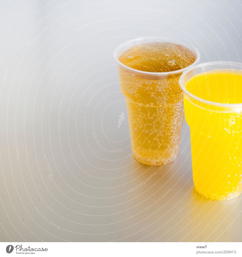 Limo Lebensmittel Getränk Erfrischungsgetränk Limonade Saft Becher Glas authentisch dünn einfach Billig kalt Originalität Sauberkeit Klischee süß trist gelb