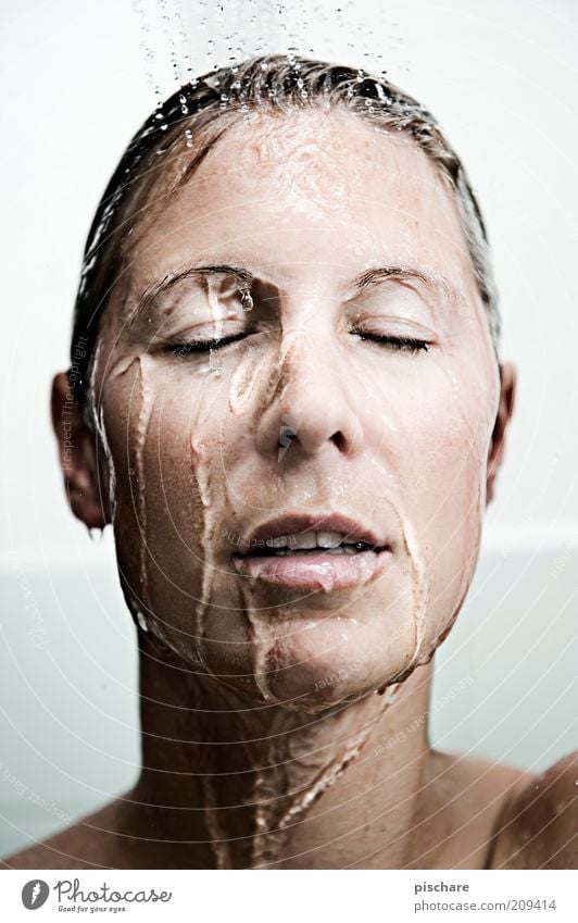 Waschtag schön Körperpflege Wellness Wohlgefühl Erholung Spa feminin Junge Frau Jugendliche Gesicht 18-30 Jahre Erwachsene blond Wasser genießen ästhetisch