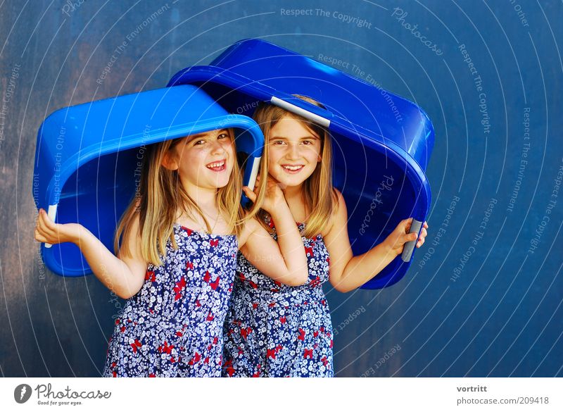 ALLWETTER-HUT Freude Sommer Kind Mädchen Geschwister 3-8 Jahre Kindheit Kleid Hut blond langhaarig Kunststoff Lächeln stehen Fröhlichkeit schön blau gold Leben