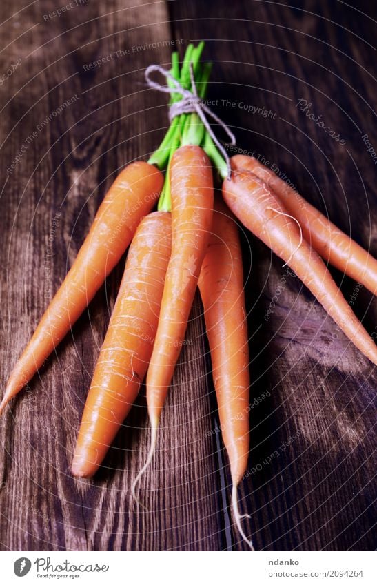 Frische Karotten Gemüse Ernährung Essen Vegetarische Ernährung Diät Tisch Natur Pflanze Blatt Holz frisch natürlich grün reif nützlich Ackerbau bügeln organisch