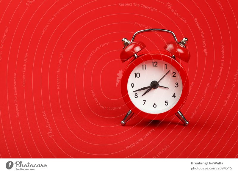 Retro- Wecker mit Glocken über rotem Papierhintergrundabschluß oben Uhr Werkzeug Technik & Technologie Metall Ziffern & Zahlen alt rennen Bewegung schlafen