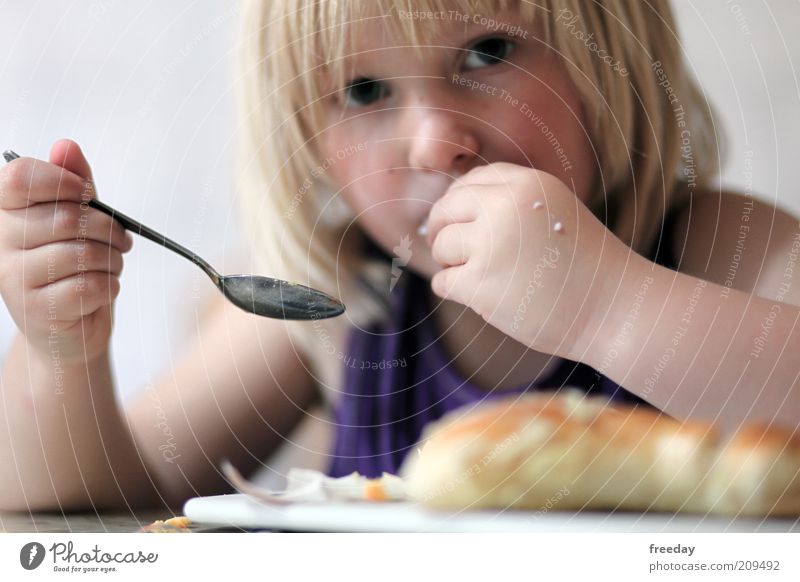 Löffel? Wozu? Lebensmittel Frühstück Fingerfood Geschirr Kind Mädchen Kindheit Haut Kopf Gesicht Mund Hand 1-3 Jahre Kleinkind 3-8 Jahre Haare & Frisuren Essen