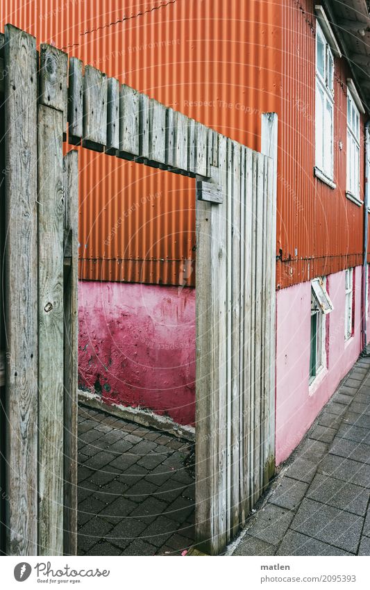 Reykjavik Stadt Hauptstadt Hafenstadt Stadtzentrum Menschenleer Einfamilienhaus Mauer Wand Fassade Fenster Tür Straße alt grau orange rosa Einfahrt