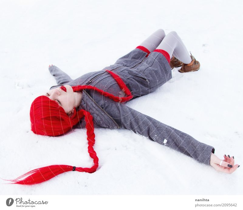 Junge Frau, die in Schnee fällt Mensch feminin Jugendliche 1 18-30 Jahre Erwachsene Kunst Winter Klima Wetter Schneefall Mantel Strumpfhose Stiefel rothaarig