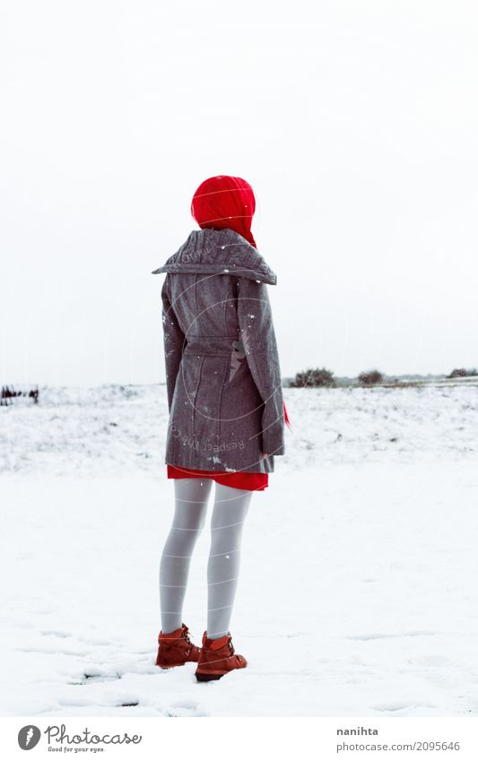 Hintere Ansicht einer Frau, die auf etwas an einem schneebedeckten Tag wartet elegant Stil Abenteuer Freiheit Winter Schnee Mensch feminin Junge Frau