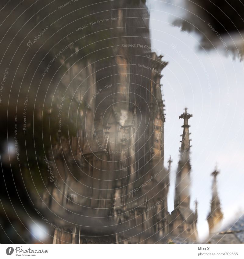 Ulmer Münster Tourismus Sightseeing Städtereise Kirche Dom Sehenswürdigkeit Wahrzeichen nass Turm Gotik Pfütze Wasser Farbfoto Außenaufnahme Experiment