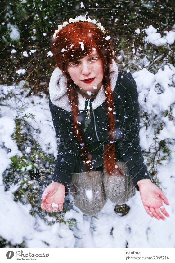 Junge Rothaarigefrau, die einen schneebedeckten Tag genießt Lifestyle Wellness Leben Ferien & Urlaub & Reisen Winter Schnee Winterurlaub Weihnachten & Advent