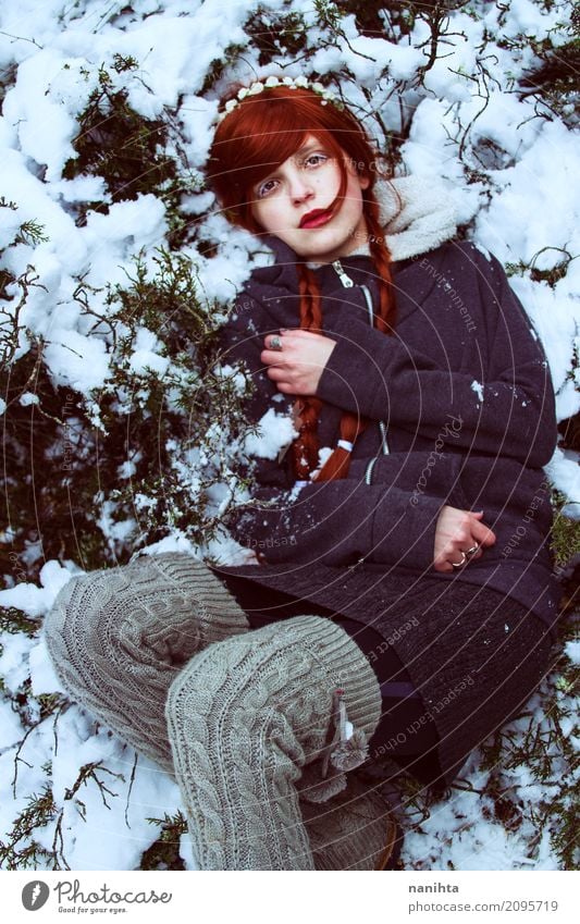 Junge Rothaarigefrau, die auf Schnee liegt Stil Mensch feminin Junge Frau Jugendliche 1 18-30 Jahre Erwachsene Natur Pflanze Winter Klima Wetter