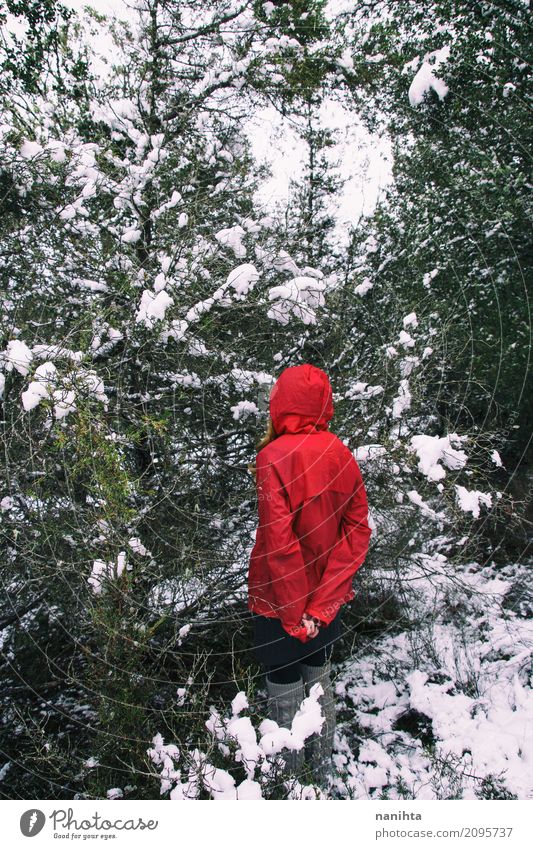 Mysteriöse Frau verloren in einem schneebedeckten Wald Lifestyle Winter Schnee Winterurlaub Mensch feminin Junger Mann Jugendliche 1 Umwelt Natur Schneefall
