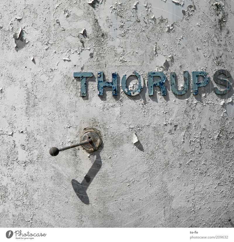 Thorups Maschine Metall Stahl Schriftzeichen Schilder & Markierungen alt Farbe Hebelschalter Farbfoto Außenaufnahme Tag Schatten Verfall verfallen Zahn der Zeit