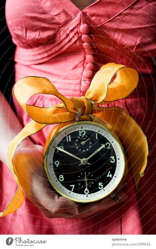 Für Dich Lifestyle Leben Zufriedenheit Mensch Frau Erwachsene Hand Genauigkeit Idee planen Vergänglichkeit Zeit Wecker Uhr Schleife Geschenk Farbfoto