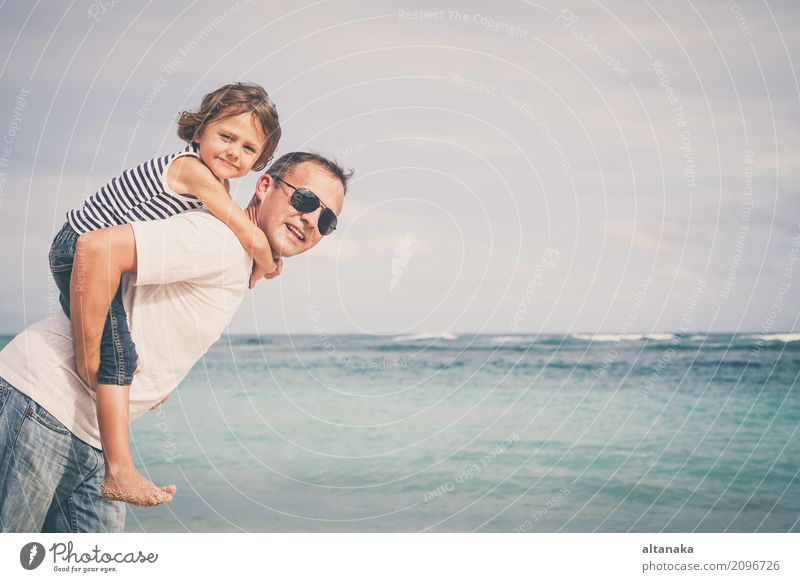 Glücklicher Vater und Sohn, die auf dem Strand spielt Lifestyle Freude Leben Erholung Freizeit & Hobby Spielen Ferien & Urlaub & Reisen Ausflug Freiheit Sommer