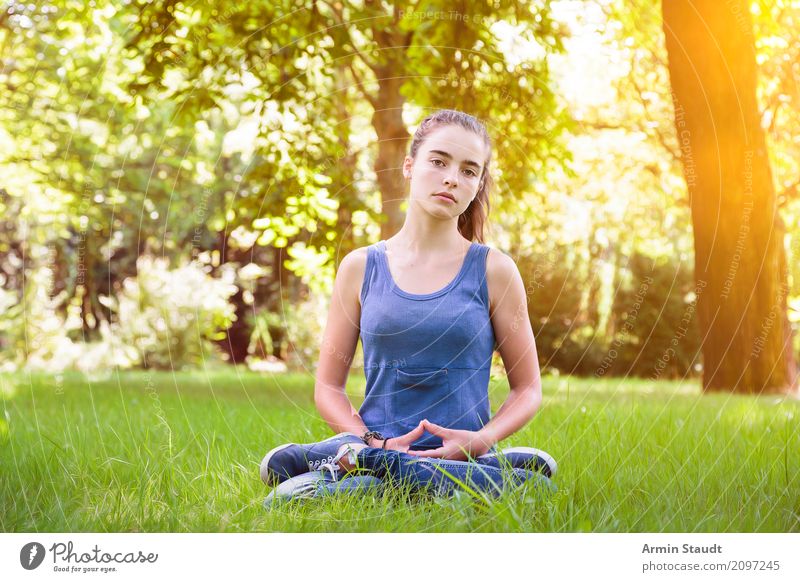 Meditation Lifestyle Stil Gesundheit Wellness Erholung Sommer Yoga Mensch feminin Junge Frau Jugendliche Erwachsene 1 13-18 Jahre Natur Park Wiese Denken sitzen