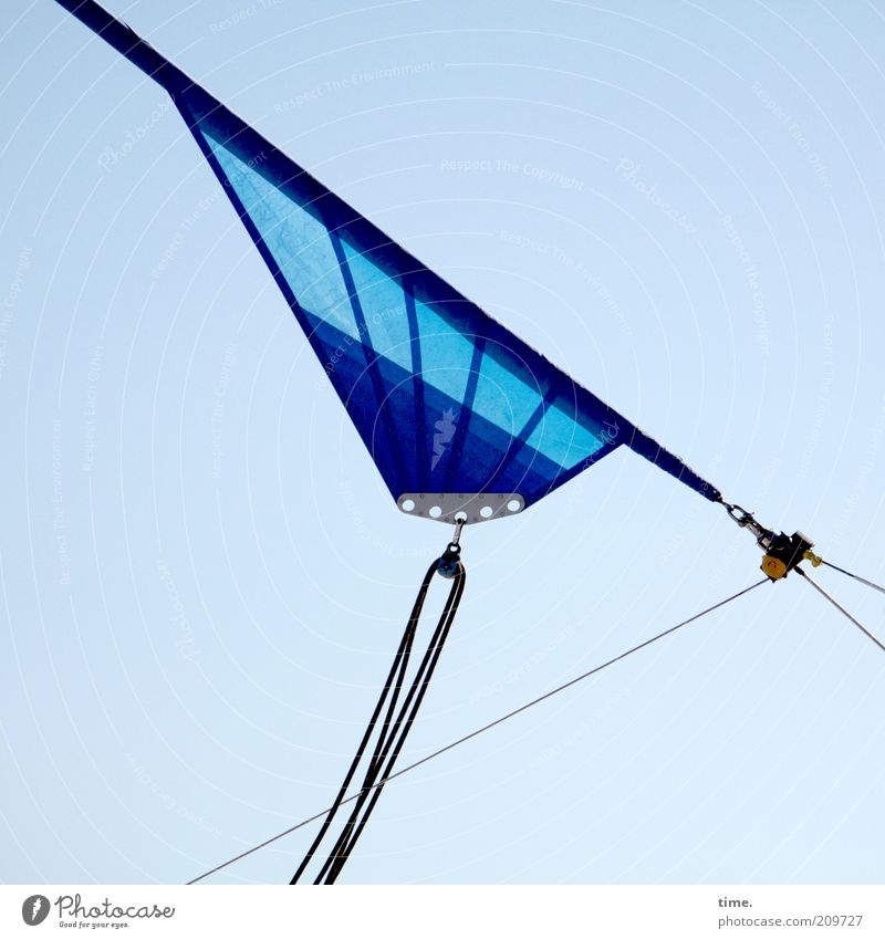 Dreiecksbeziehung (III) Seil Himmel Segelboot blau Haken Öse Befestigung diagonal spreizen gedehnt gespannt Zweck Funktion Rollsegel Rollfock Außenaufnahme