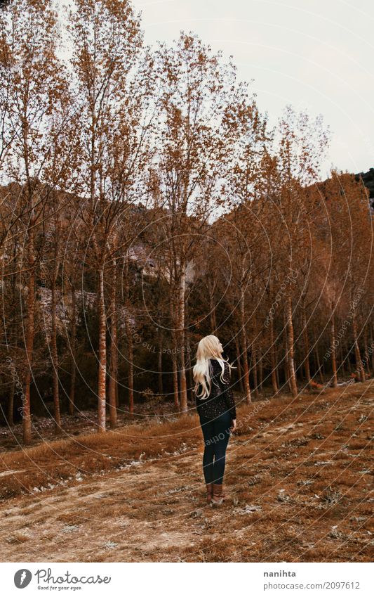 Junge Frau verloren in einem Wald Mensch feminin Jugendliche 1 18-30 Jahre Erwachsene Umwelt Natur Landschaft Herbst Baum Gras Stiefel blond langhaarig stehen