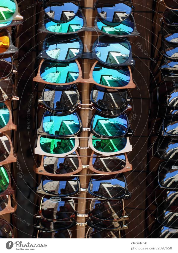 Sonnenbrillen auf Ständer kaufen Stil Ferien & Urlaub & Reisen Sightseeing Städtereise Sommer Sommerurlaub Auge Mode Bekleidung Brille blau mehrfarbig Gefühle