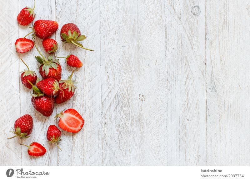 Erdbeeren auf einer weißen Draufsicht des Holztischs Frucht Dessert Diät Sommer Tisch frisch hell lecker natürlich saftig braun rot Farbe Beeren Tablett