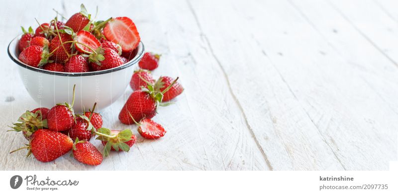 Erdbeeren in einer Schüssel auf einem weißen Holztisch Frucht Dessert Diät Schalen & Schüsseln Sommer Tisch frisch hell lecker natürlich saftig rot Farbe Beeren