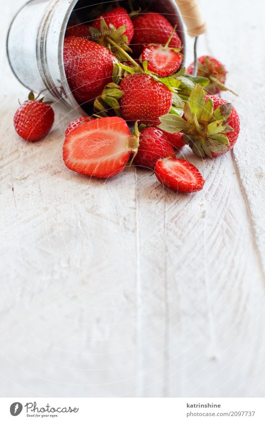 Erdbeeren in einem Eimer auf einem weißen Holztisch Frucht Dessert Diät Sommer Tisch Menschengruppe frisch hell lecker natürlich saftig rot Farbe Beeren