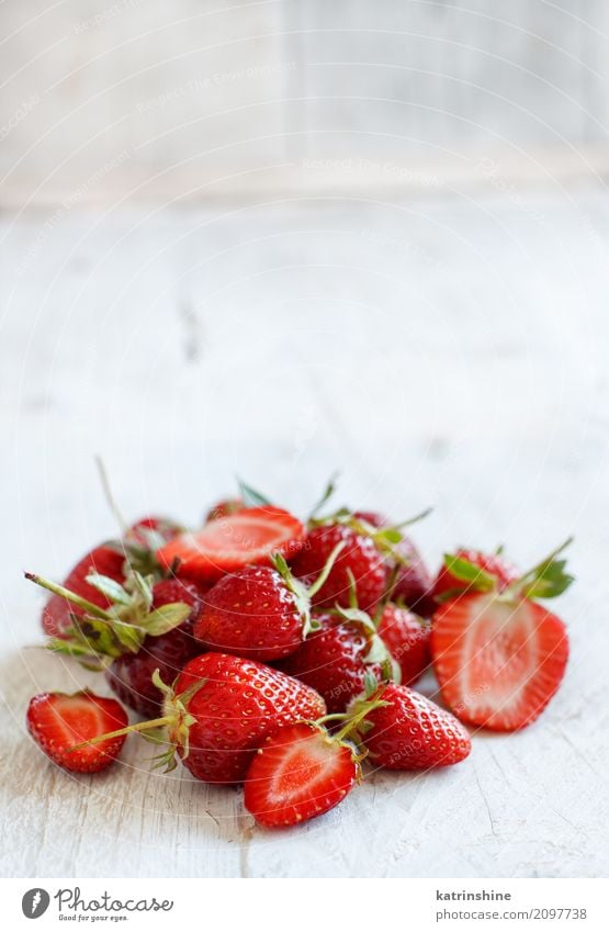 Erdbeeren auf einem weißen Holztischabschluß oben Frucht Dessert Diät Sommer Tisch frisch hell lecker natürlich saftig rot Farbe Beeren Tablett farbenfroh
