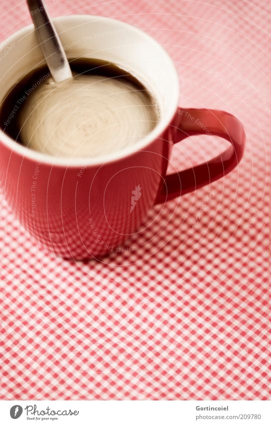 Coffee in Motion Lebensmittel Kaffeetrinken Getränk Heißgetränk Tasse Löffel retro rot Schaum rühren kariert Kaffeetasse Kaffeepause Kaffeebecher Farbfoto