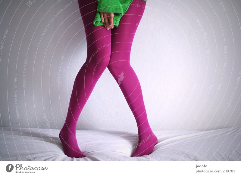 schüchtern II Mensch feminin Junge Frau Jugendliche Erwachsene Beine 1 18-30 Jahre grün rosa Strumpfhose Schüchternheit x-beinig Hand verdecken verstecken dünn