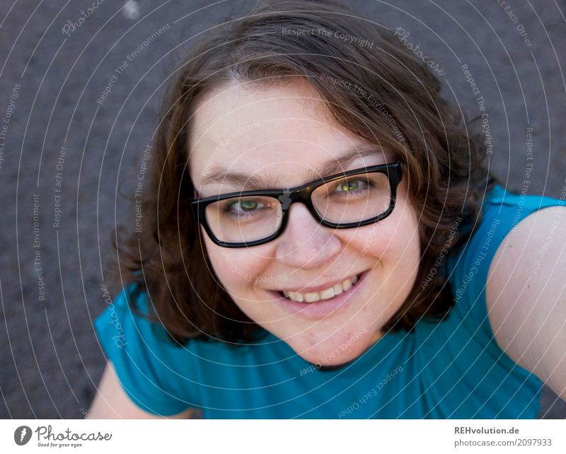 Selfie von einer Frau Freude Glück Mensch feminin Junge Frau Jugendliche Erwachsene Gesicht 1 30-45 Jahre Straße Brille Haare & Frisuren brünett langhaarig