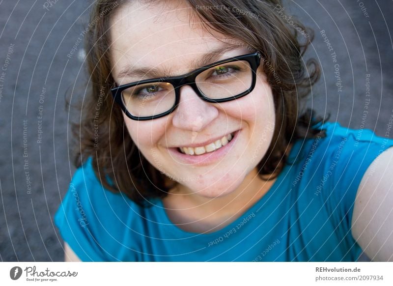 selfi =) Mensch feminin Junge Frau Jugendliche Erwachsene Gesicht 1 30-45 Jahre Brille Haare & Frisuren brünett Lächeln lachen authentisch Freundlichkeit