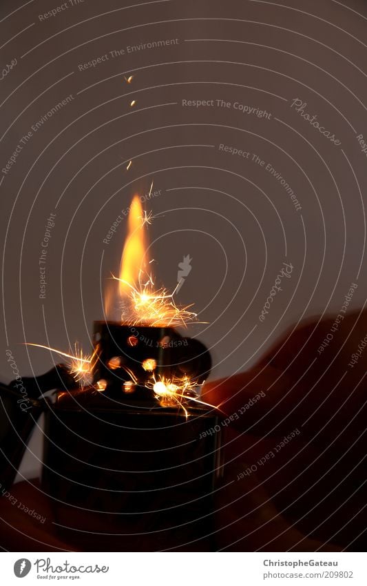 Fire Feuerzeug gebrauchen glänzend ästhetisch heiß schön braun grau schwarz Bewegung Farbfoto Nahaufnahme Detailaufnahme Makroaufnahme Experiment Menschenleer