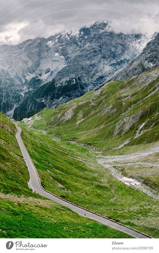 Es ist ein langer Weg / Stilfserjoch Fahrradfahren Umwelt Natur Landschaft Himmel Wolken Gewitterwolken schlechtes Wetter Alpen Berge u. Gebirge Gipfel