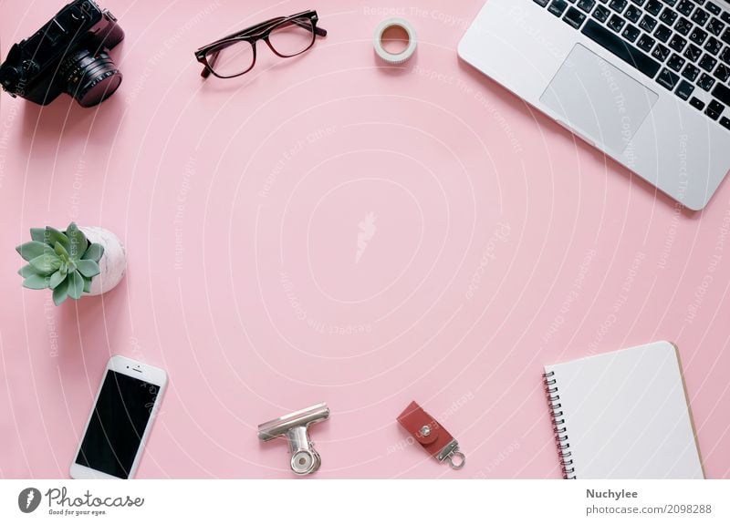 Kreative Flachlegung von Schreibtisch, Büromaterial und Lifestyle-Objekten auf rosa Hintergrund mit Kopierfläche Attrappe Produkt oben abstrakt blanko hell
