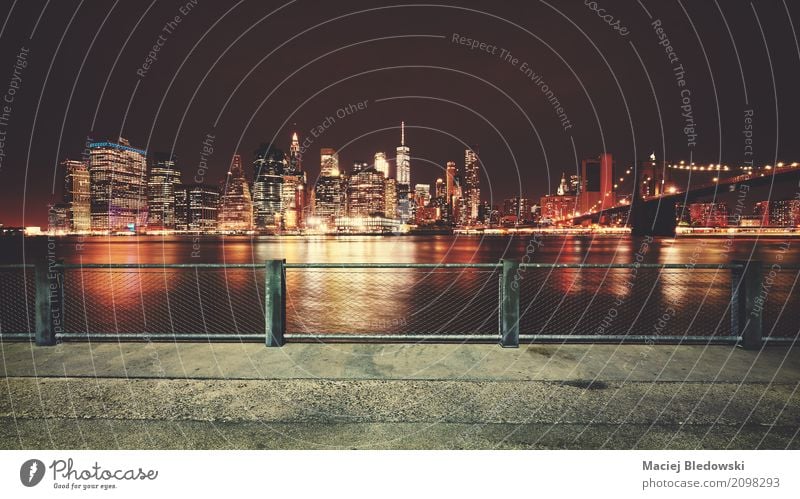 Promenade mit Blick auf die Skyline von Manhattan in der Nacht. Ferien & Urlaub & Reisen Stadtzentrum Hochhaus Hafen Brücke Gebäude Architektur Sehenswürdigkeit