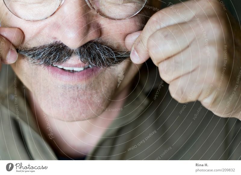 Best Ager zwirbelt seinen Bart Haare & Frisuren Gesicht Leben maskulin Mann Erwachsene Senior Nase Zähne Finger 1 Mensch 45-60 Jahre Lächeln authentisch Glück
