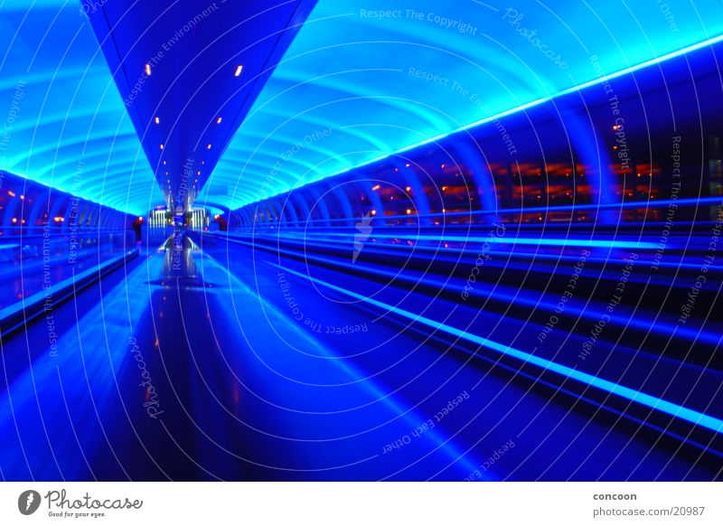 Cool Britannia Manchester England Großbritannien Zukunft Futurismus Licht Europa blau Flughafen Beleuchtung stylish Bewegung Motion blue