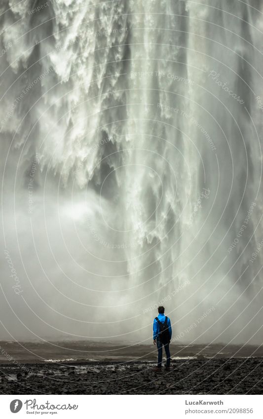 Naturgewalten Mensch maskulin Junger Mann Jugendliche 1 13-18 Jahre 18-30 Jahre Erwachsene Landschaft Urelemente Wasser Wassertropfen Wasserfall Island