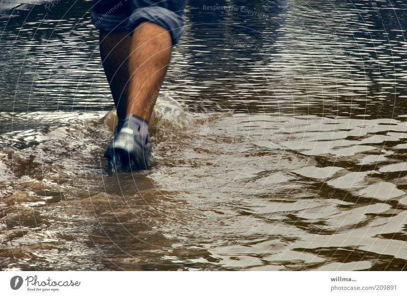 Hochwasser Überschwemmung Mensch Beine Fuß Fußgänger Unwetter Schuhe gehen laufen waten Wasserstand Wassermassen Wade nass Urelemente
