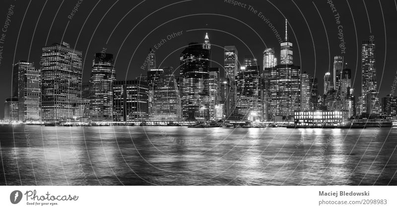 Panoramisches Bild von Manhattan nachts, New York City, USA. Ferien & Urlaub & Reisen Sightseeing Städtereise Business Stadt Hafenstadt Stadtzentrum Skyline