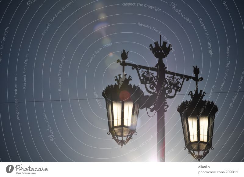 Illumination Laterne Laternenpfahl Energiewirtschaft Sonnenenergie Himmel Wolkenloser Himmel Sonnenlicht Sommer Klima Schönes Wetter Lissabon Altstadt
