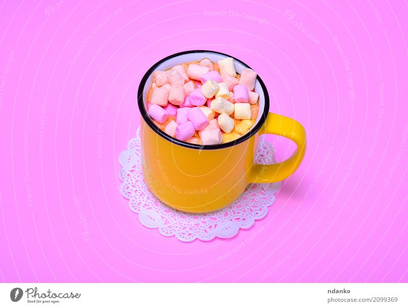 Gelber Becher mit Kakao Dessert Getränk Heißgetränk Tasse frisch heiß lecker oben gelb rosa Marshmallow Kakaobaum trinken Scheibe Top süß Lebensmittel