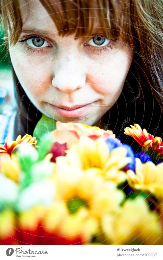 Kitsch feminin Junge Frau Jugendliche Kopf 1 Mensch 18-30 Jahre Erwachsene Natur Pflanze Blume Blüte Blumenstrauß Farbfoto Außenaufnahme Tag Porträt
