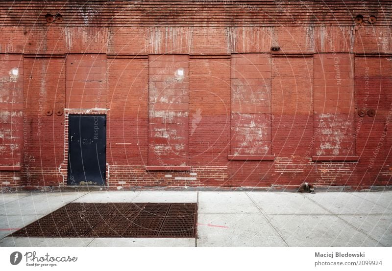 Leere Straße mit alter Lagerbacksteinmauer. Stadt Menschenleer Fabrik Gebäude Architektur Fassade dreckig rot Stimmung Wand Baustein Hintergrund New York State