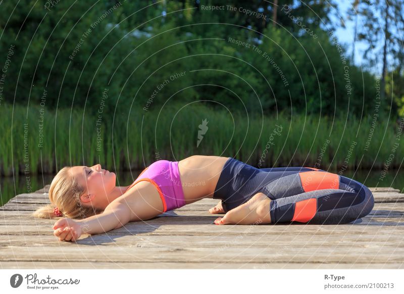 A sporty woman doing yoga and stretching exercises Lifestyle Wellness Sport Yoga Mensch Frau Erwachsene 30-45 Jahre Natur Park Mode blond Fitness Aerobics