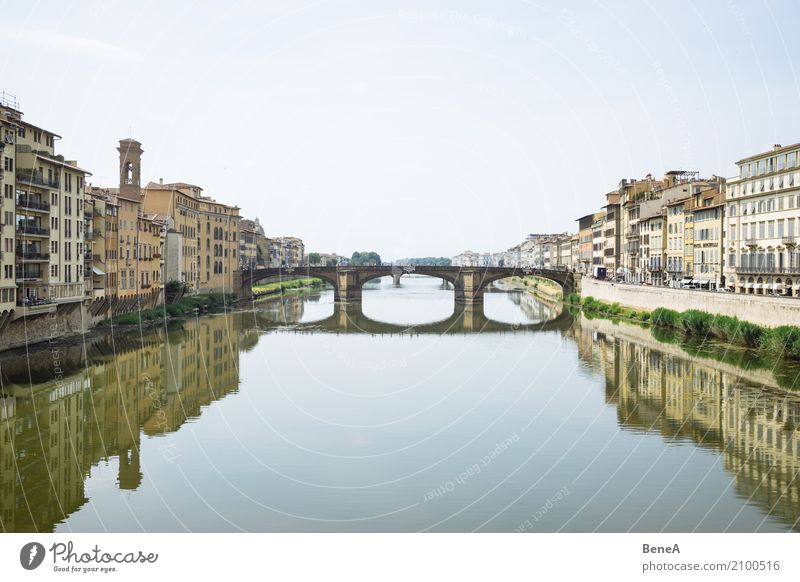 Ponte Santa Trinita in Florenz spiegelt sich im Arno-Fluss Ferien & Urlaub & Reisen Tourismus Sightseeing Städtereise Italien Europa Stadt Hauptstadt