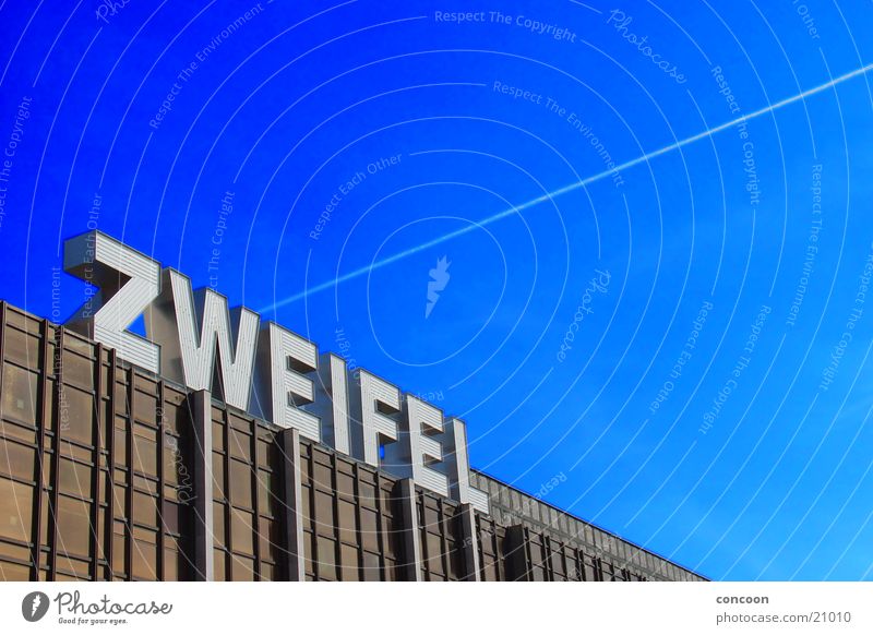 Zweifel Palast der Republik Angst Demontage Berlin Architektur Erich's Lampenladen Letter Schriftzeichen Blauer Himmel schreiend Denken DDR