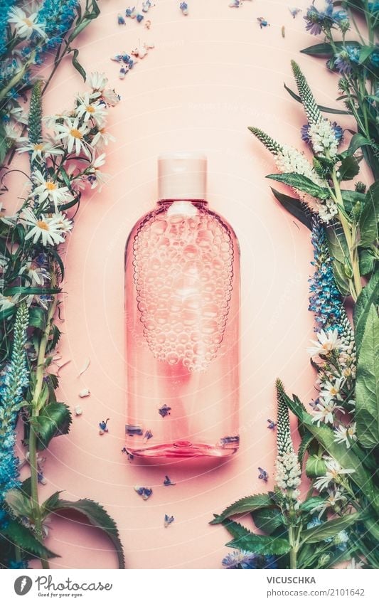 Natur Kosmetik Flasche mit Pflanze und Blumen Lifestyle kaufen Stil schön Körperpflege Parfum Gesundheit Spa Massage Rose rosa Design rein liquide Serum