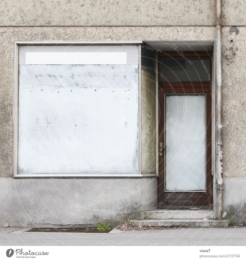 abgeschlossen Haus Fassade Fenster Tür alt dreckig authentisch Klischee trashig Ende Verfall Vergangenheit Vergänglichkeit Schaufenster Ladengeschäft