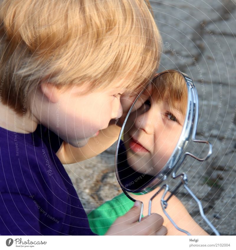 kleiner Junge schaut in einen Spiegel und sieht sein Gesicht Mensch maskulin Kleinkind Kindheit 1 1-3 Jahre Bekleidung T-Shirt blond Pflastersteine festhalten