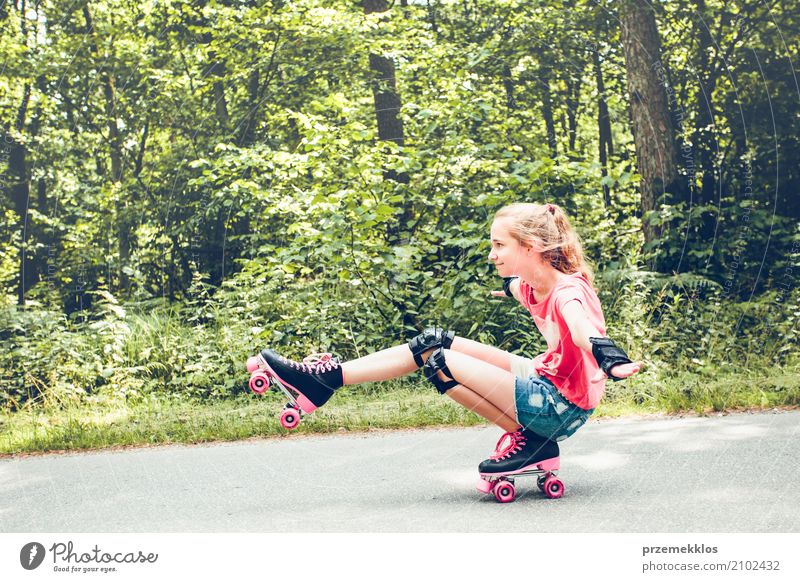 Junges Mädchen auf Rollschuhen auf einem Waldweg an einem Sommertag Lifestyle Freude Glück Erholung Ferien & Urlaub & Reisen Freiheit Sport Kind Mensch